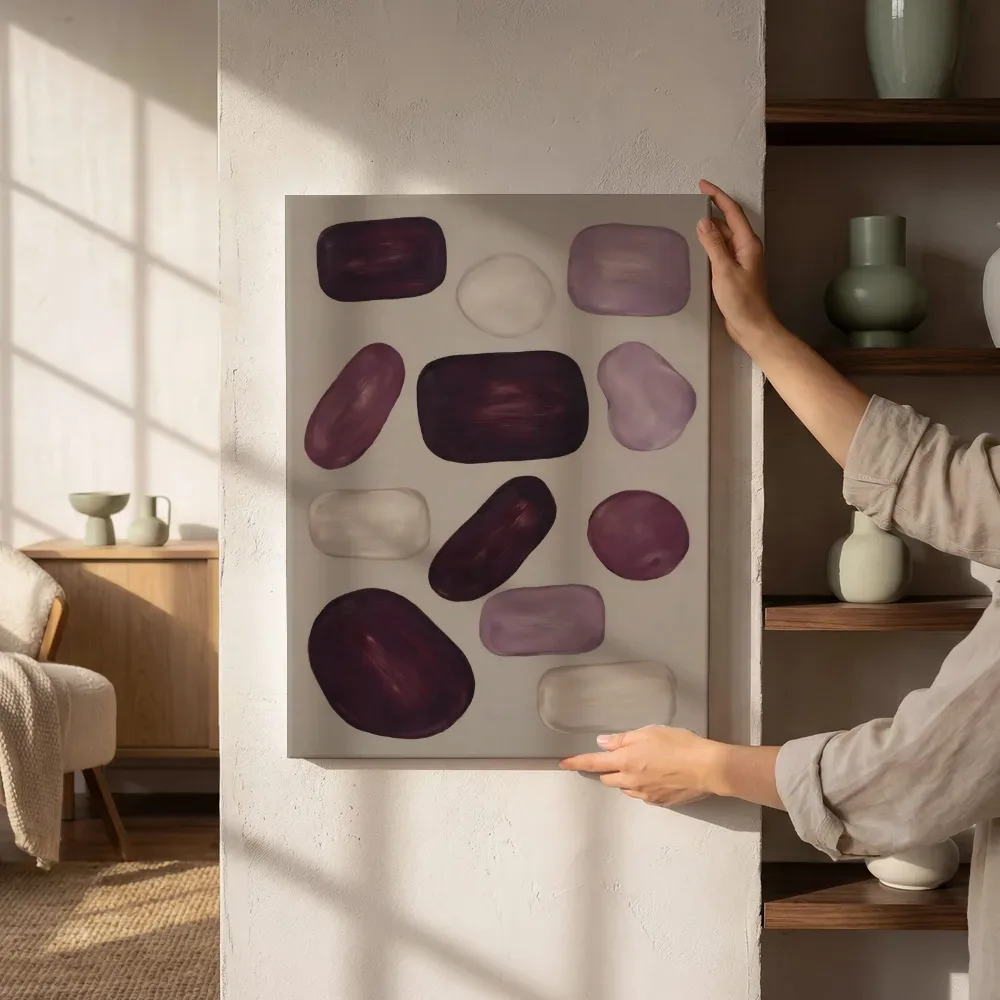 Sfeerimpressie: Losse kiezelstenen Organic Geometry in aubergine naast de kast