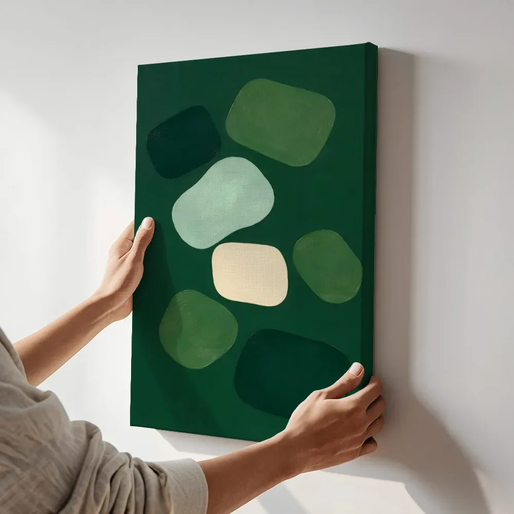Sfeerimpressie: Losse kiezelstenen Organic Geometry in bosgroen 3 terwijl het aan de muur wordt gehangen