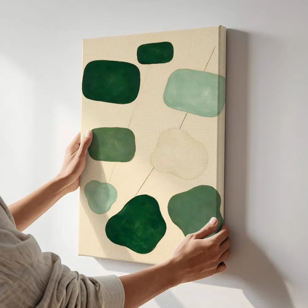 Sfeerimpressie: Losse kiezelstenen Organic Geometry in bosgroen 4 terwijl het aan de muur wordt gehangen