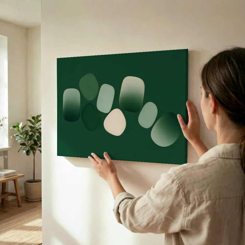 Sfeerimpressie: Losse kiezelstenen Organic Geometry in bosgroen terwijl het wordt opgehangen