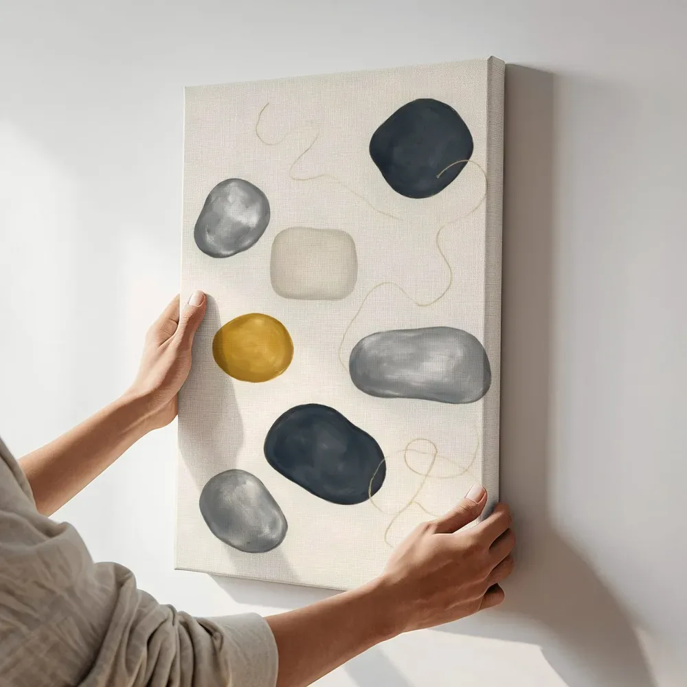 Sfeerimpressie: Losse kiezelstenen Organic Geometry in grafietgrijs 2 terwijl het aan de muur wordt gehangen