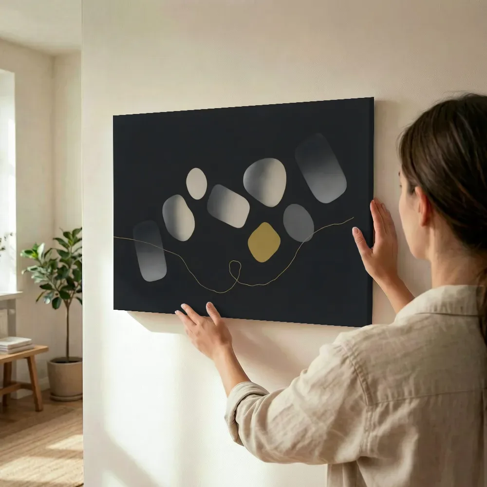 Sfeerimpressie: Losse kiezelstenen Organic Geometry in grafietgrijs 3 terwijl het wordt opgehangen
