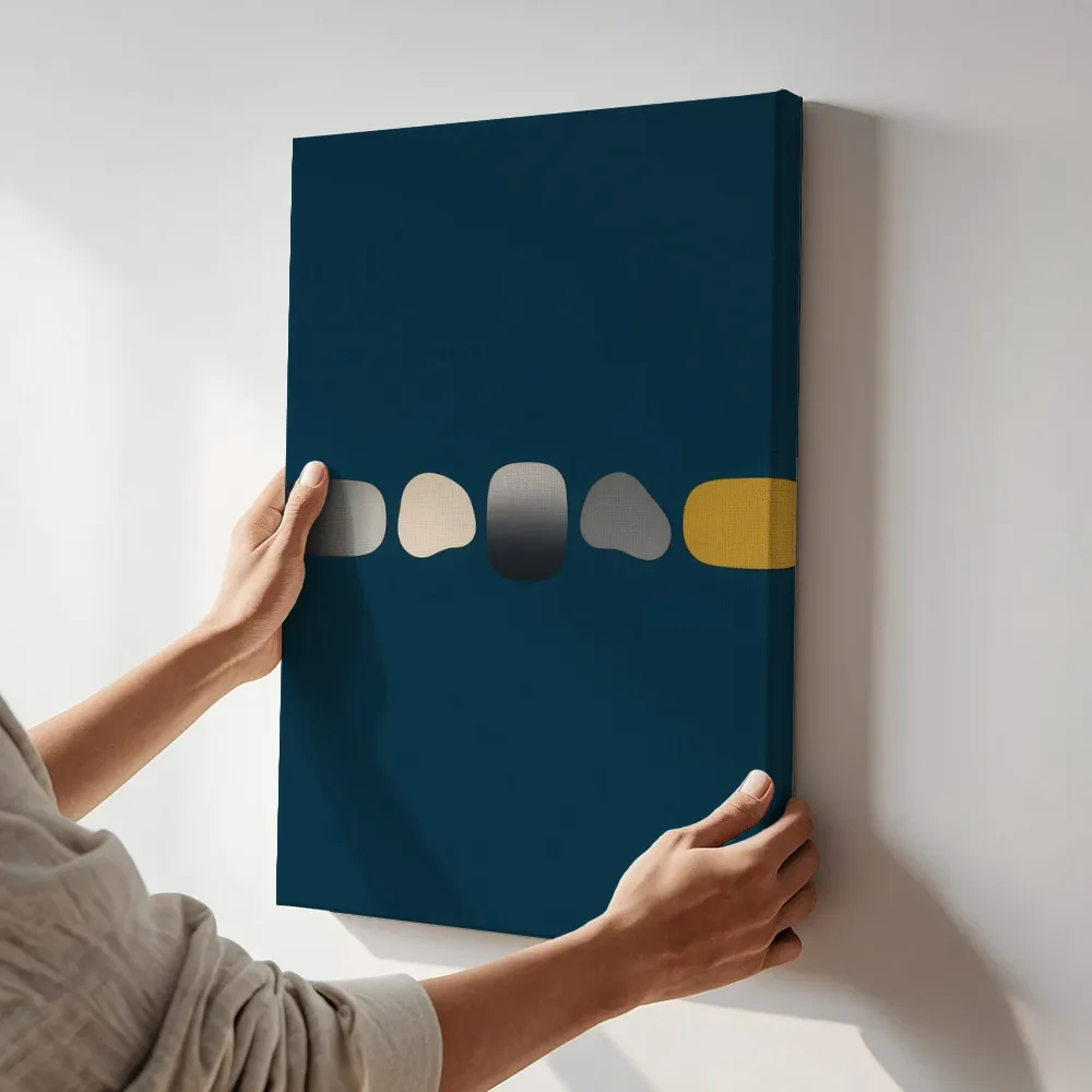 Sfeerimpressie: Losse kiezelstenen Organic Geometry in grafietgrijs 4 terwijl het aan de muur wordt gehangen