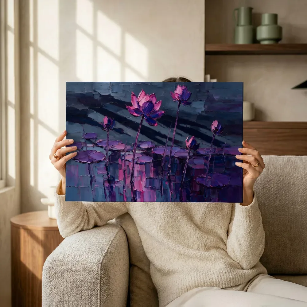 Sfeerimpressie: Lotus aan de oever in violet terwijl het omhoog wordt gehouden