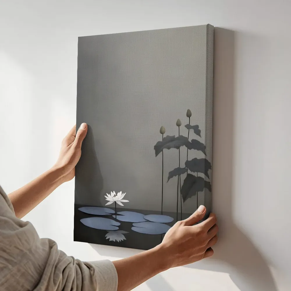 Sfeerimpressie: Lotus in stil water terwijl het aan de muur wordt gehangen