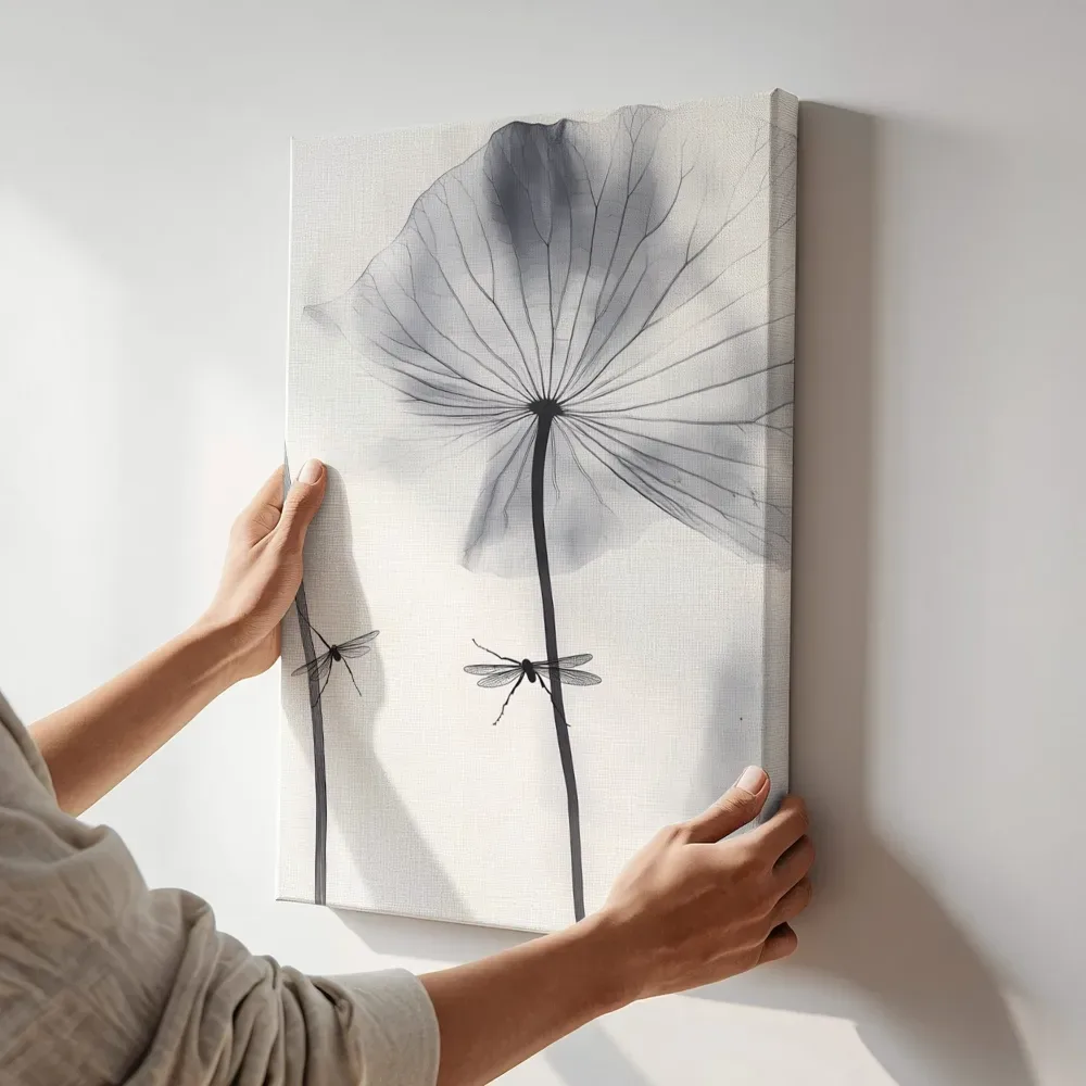 Sfeerimpressie: Lotusblad met libellen terwijl het aan de muur wordt gehangen