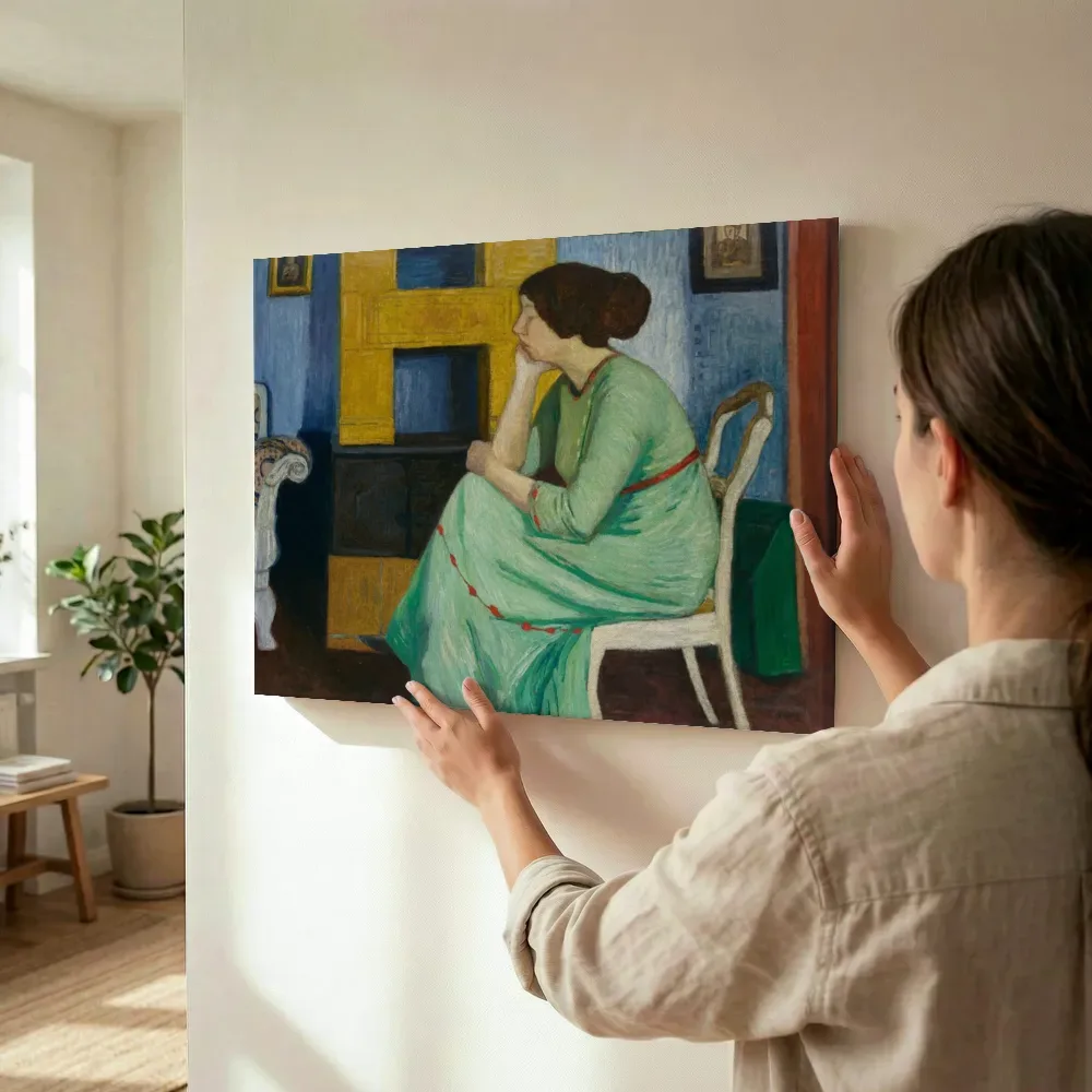 Sfeerimpressie: Louise Breling in groene jurk van Otto Modersohn terwijl het wordt opgehangen