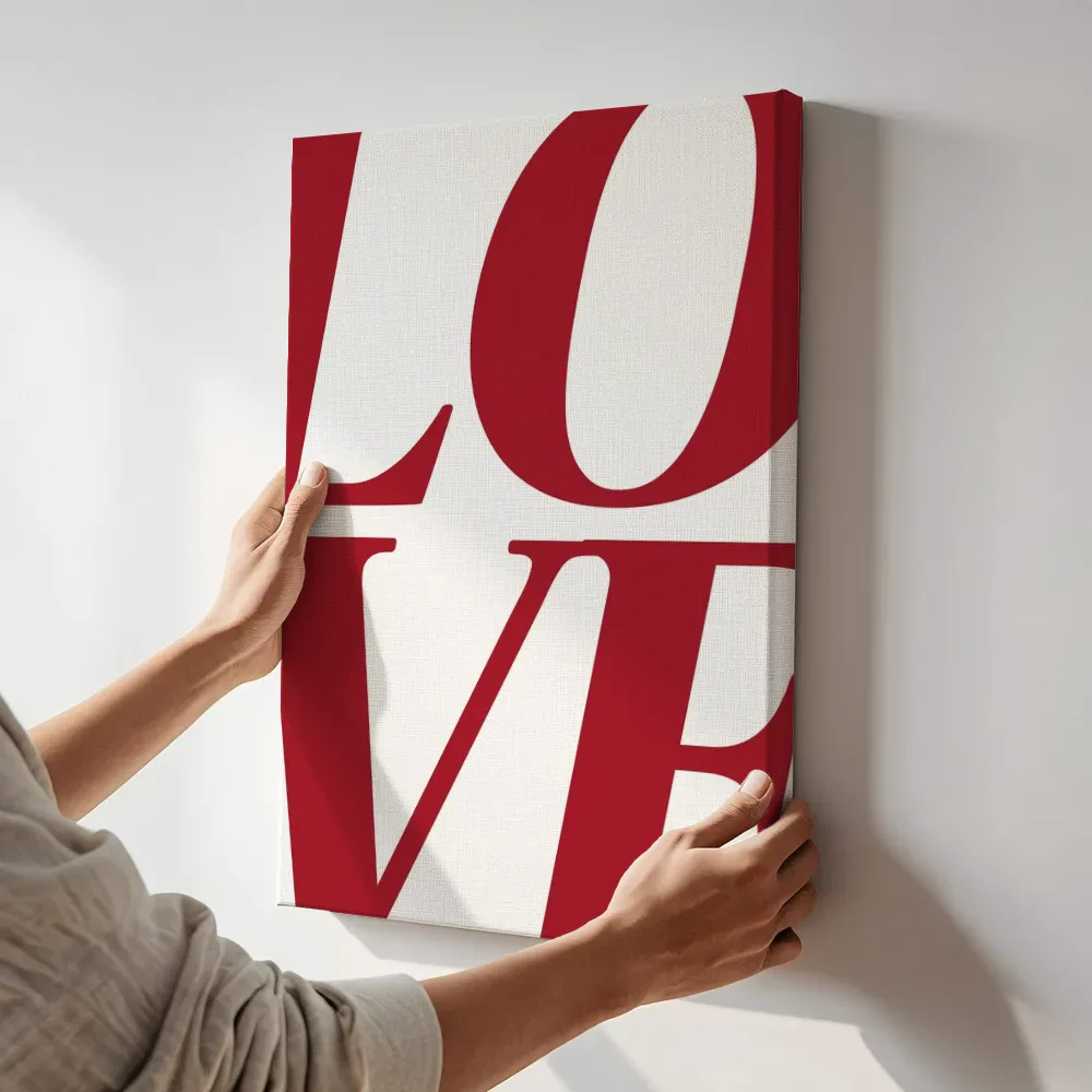 Sfeerimpressie: Love terwijl het aan de muur wordt gehangen