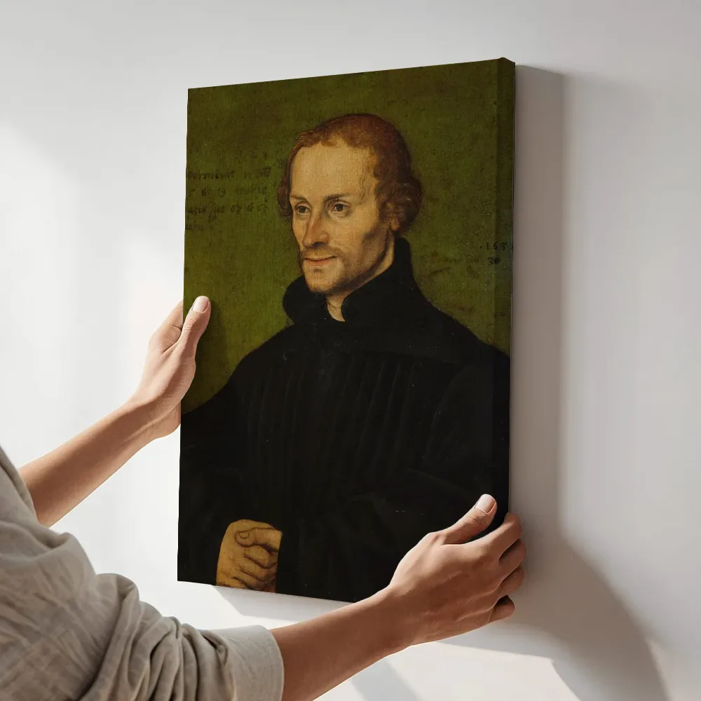 Sfeerimpressie: Lucas Cranach I Bildnis Philipp Melanchthons 1532 Dresden, Atelier van Lucas Cranach de Oude terwijl het aan de muur wordt gehangen