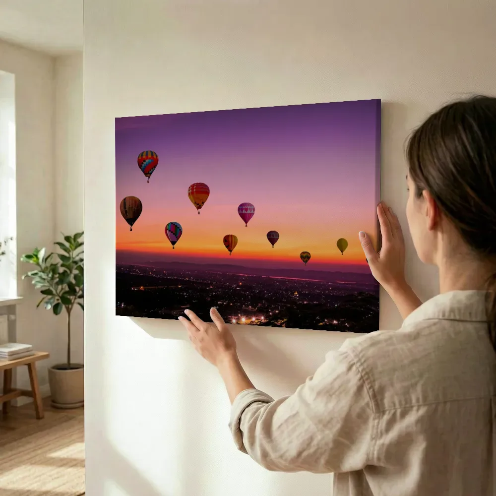 Sfeerimpressie: Luchtballonnen bij zonsondergang terwijl het wordt opgehangen