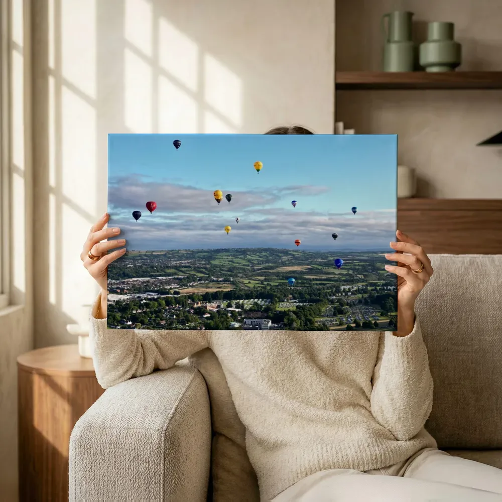 Sfeerimpressie: Luchtballonnen boven het landschap terwijl het omhoog wordt gehouden