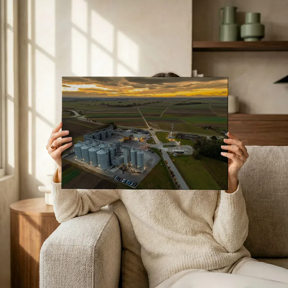 Sfeerimpressie: Luchtfoto van een graanopslag bij zonsondergang terwijl het omhoog wordt gehouden