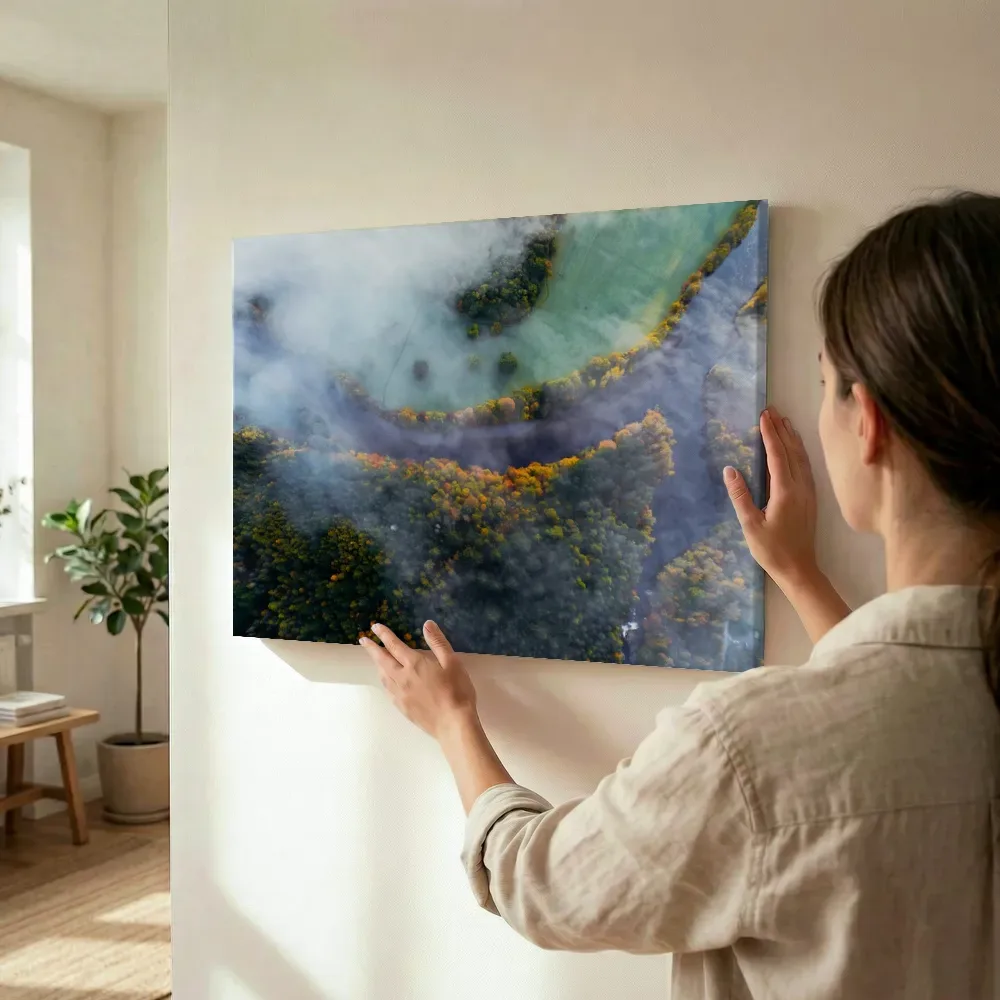 Sfeerimpressie: Luchtfoto van mistig herfstbos terwijl het wordt opgehangen