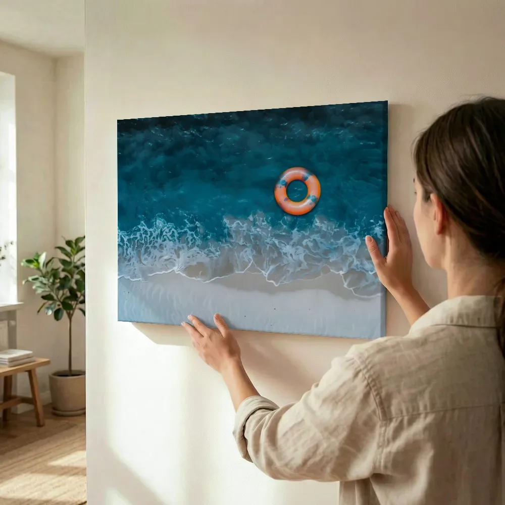 Sfeerimpressie: Luchtfoto strand met zwemband terwijl het wordt opgehangen
