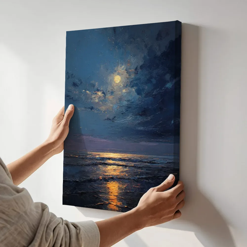 Sfeerimpressie: Gouden maanlicht boven zee terwijl het aan de muur wordt gehangen