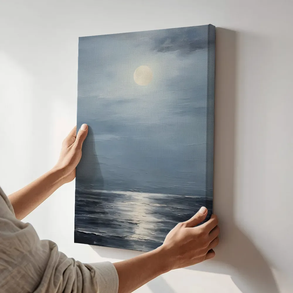 Sfeerimpressie: Maanlicht boven zee terwijl het aan de muur wordt gehangen