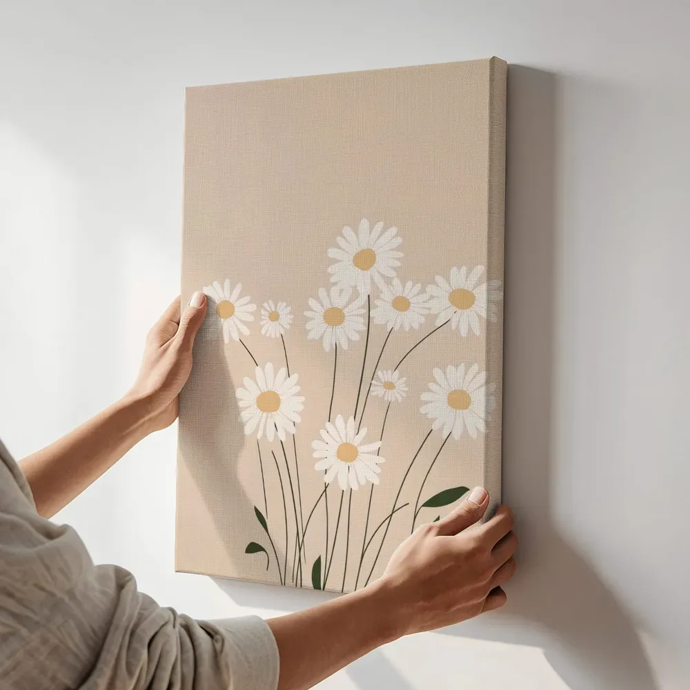Sfeerimpressie: Madeliefjes op beige terwijl het aan de muur wordt gehangen