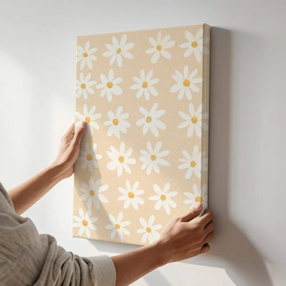 Sfeerimpressie: Madeliefjes patroon terwijl het aan de muur wordt gehangen