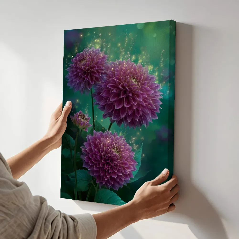 Sfeerimpressie: Magenta dahlia's in een lichtsluier terwijl het aan de muur wordt gehangen