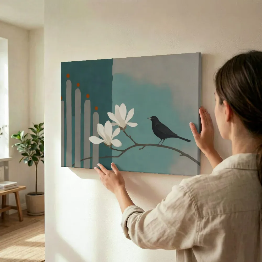 Sfeerimpressie: Magnolia in aqua en warm grijs terwijl het wordt opgehangen