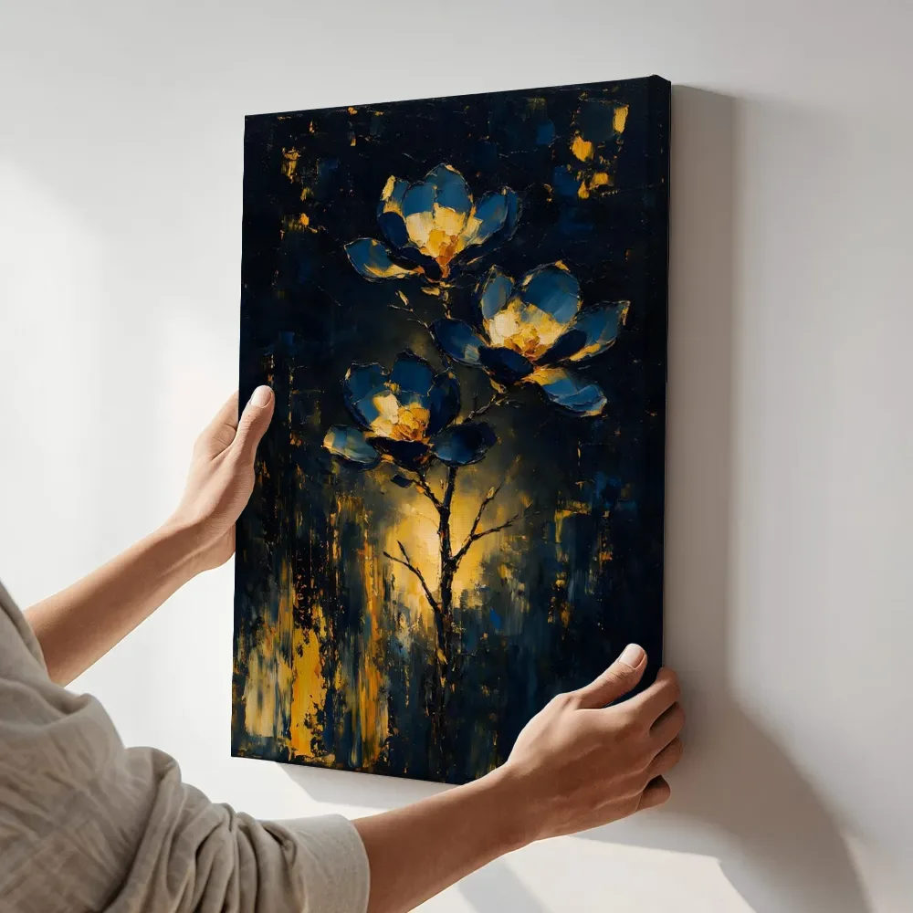 Sfeerimpressie: Magnolia in blauwgeel terwijl het aan de muur wordt gehangen