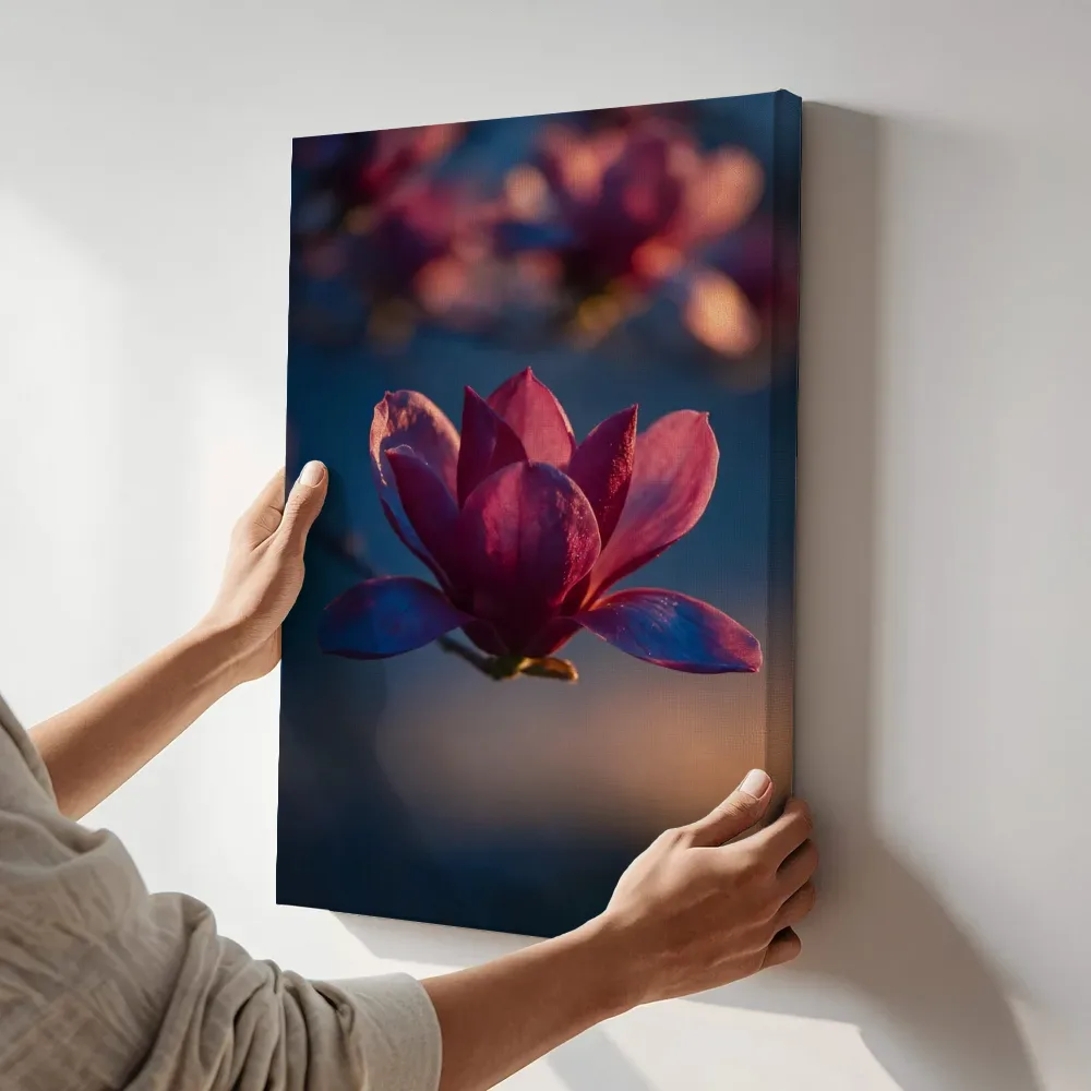 Sfeerimpressie: Magnolia in de schemering, dieproze terwijl het aan de muur wordt gehangen
