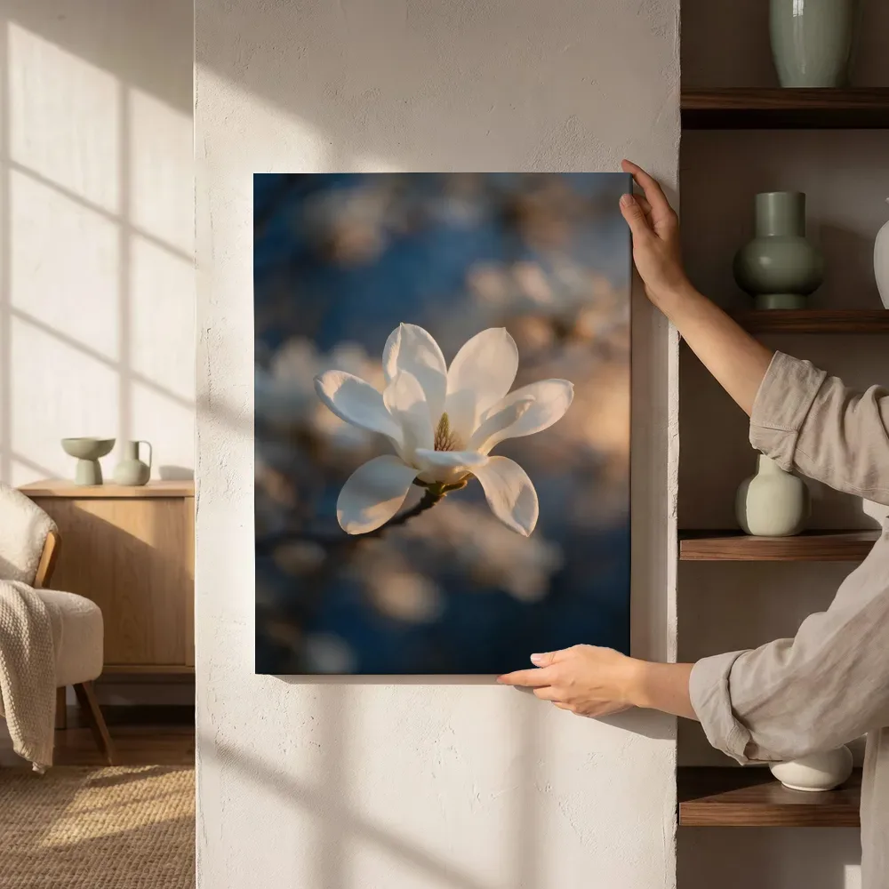 Sfeerimpressie: Magnolia in de schemering, wit 5 naast de kast