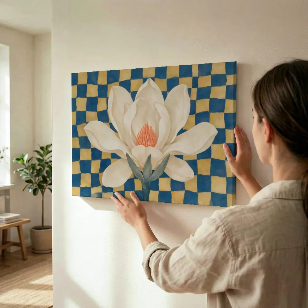 Sfeerimpressie: Magnolia in delftsblauw en mosterd terwijl het wordt opgehangen
