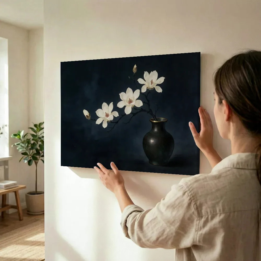 Sfeerimpressie: Magnolia in inktzwart terwijl het wordt opgehangen