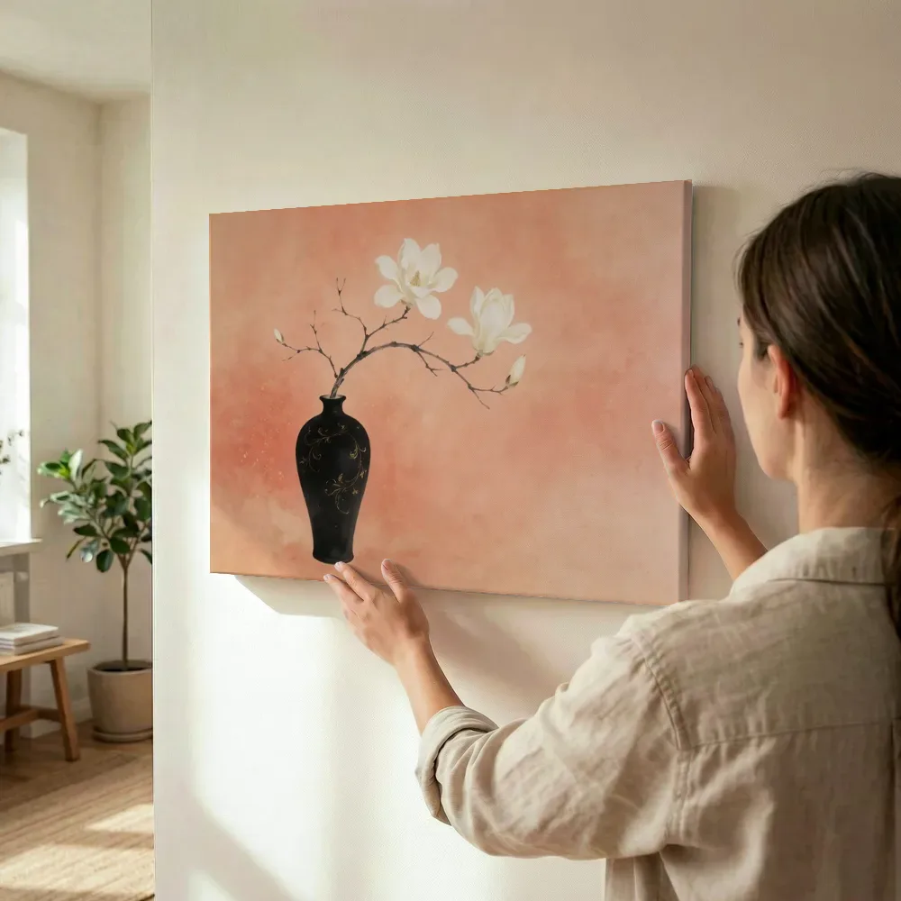 Sfeerimpressie: Magnolia in koraal en goud terwijl het wordt opgehangen