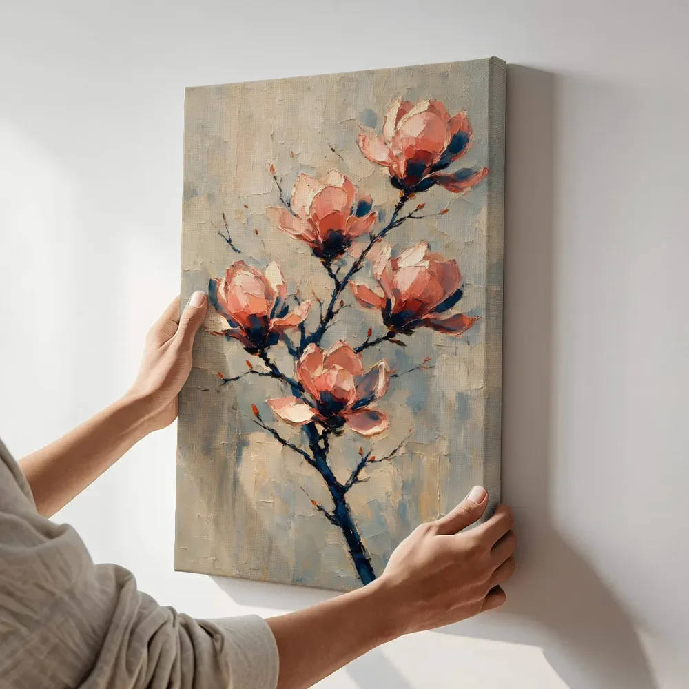 Sfeerimpressie: Magnolia in koraal terwijl het aan de muur wordt gehangen