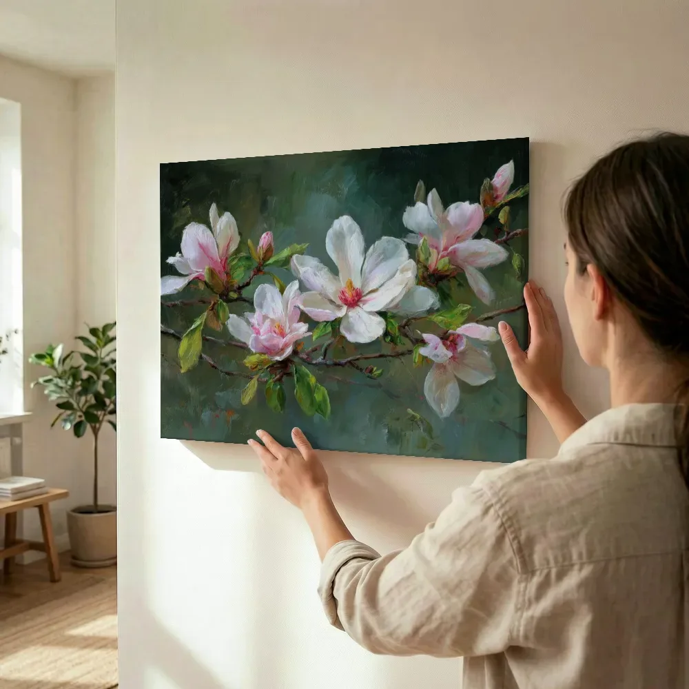 Sfeerimpressie: Magnolia tak op donkergroene achtergrond terwijl het wordt opgehangen