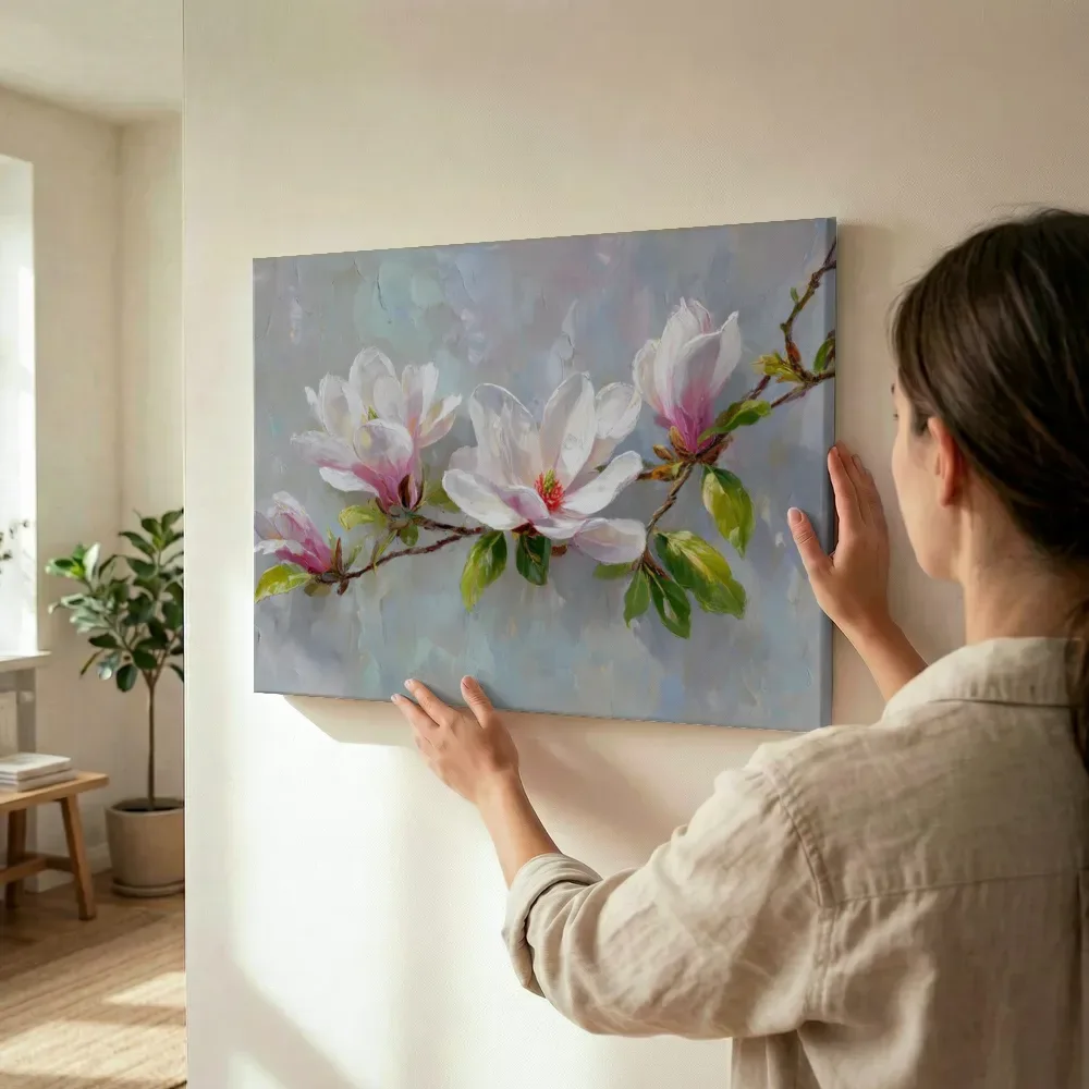 Sfeerimpressie: Magnolia tak op pastel achtergrond terwijl het wordt opgehangen