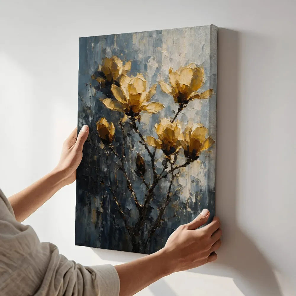 Sfeerimpressie: Magnolia tegen de lucht in goudoker terwijl het aan de muur wordt gehangen