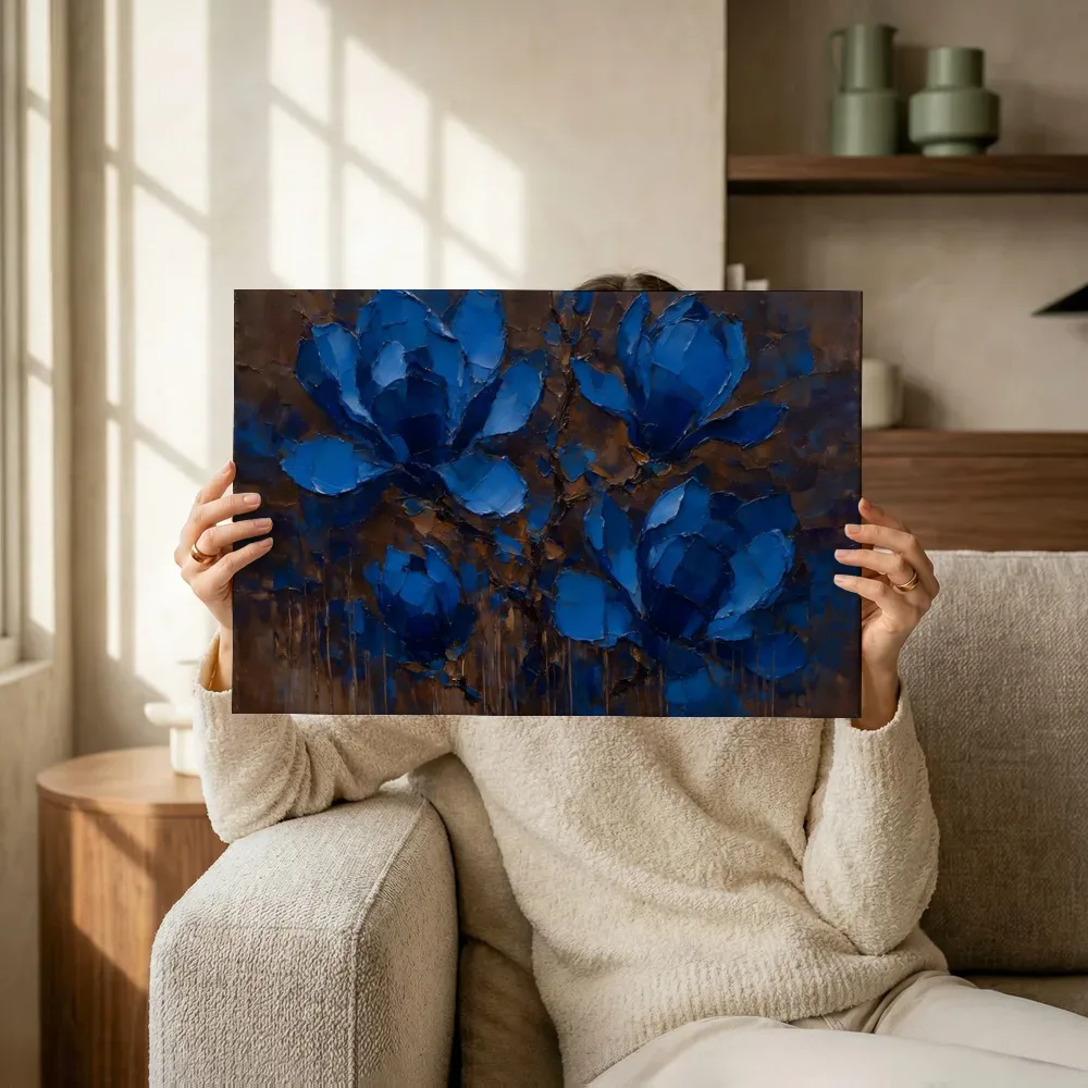 Sfeerimpressie: Magnolia van dichtbij in diepblauw terwijl het omhoog wordt gehouden