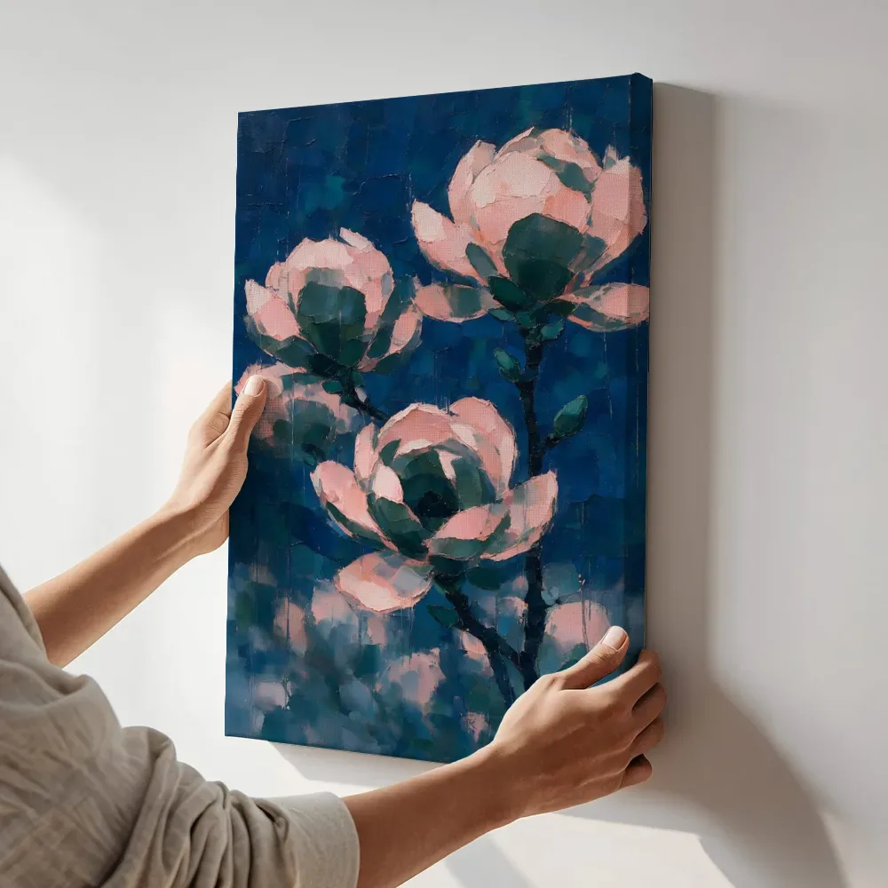 Sfeerimpressie: Magnolia van dichtbij in groenroze terwijl het aan de muur wordt gehangen