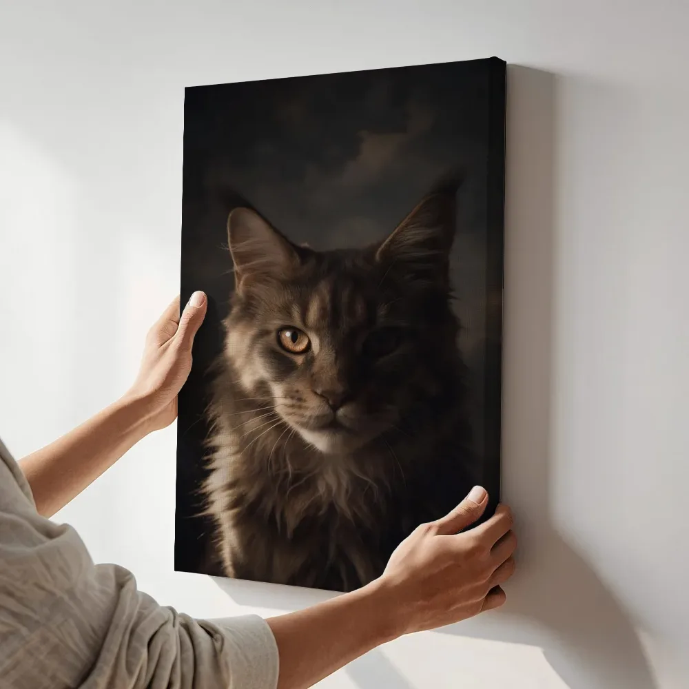 Sfeerimpressie: Maine Coon van voren in houtskool terwijl het aan de muur wordt gehangen