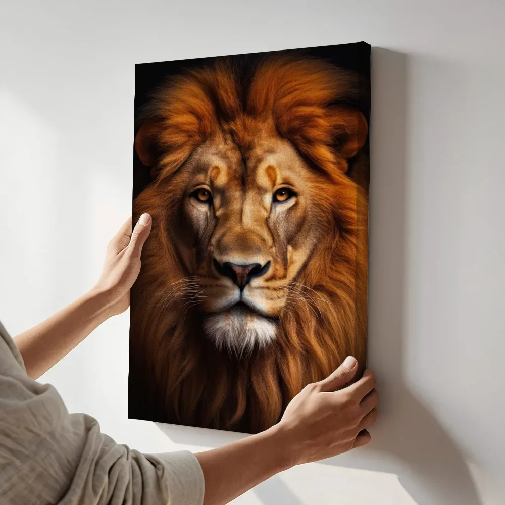 Sfeerimpressie: Majestueuze leeuwenkop terwijl het aan de muur wordt gehangen