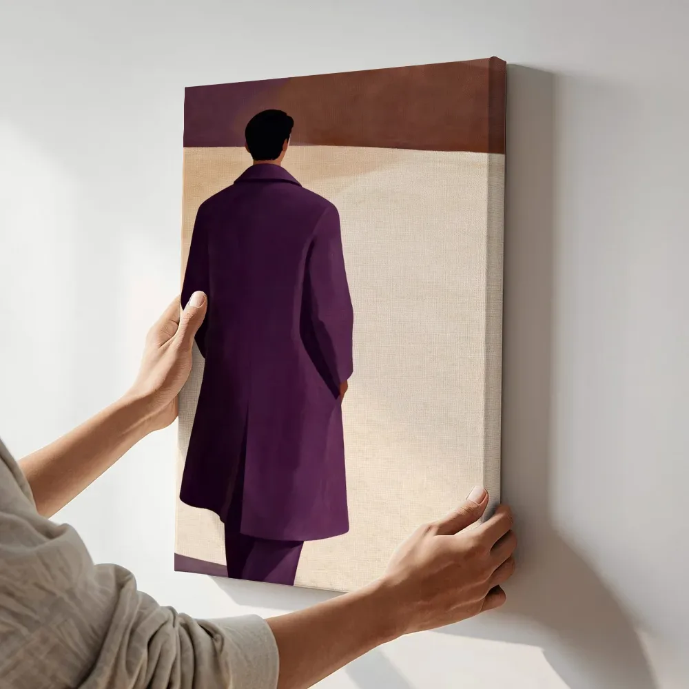 Sfeerimpressie: Man op de rug gezien in aubergine 2 terwijl het aan de muur wordt gehangen
