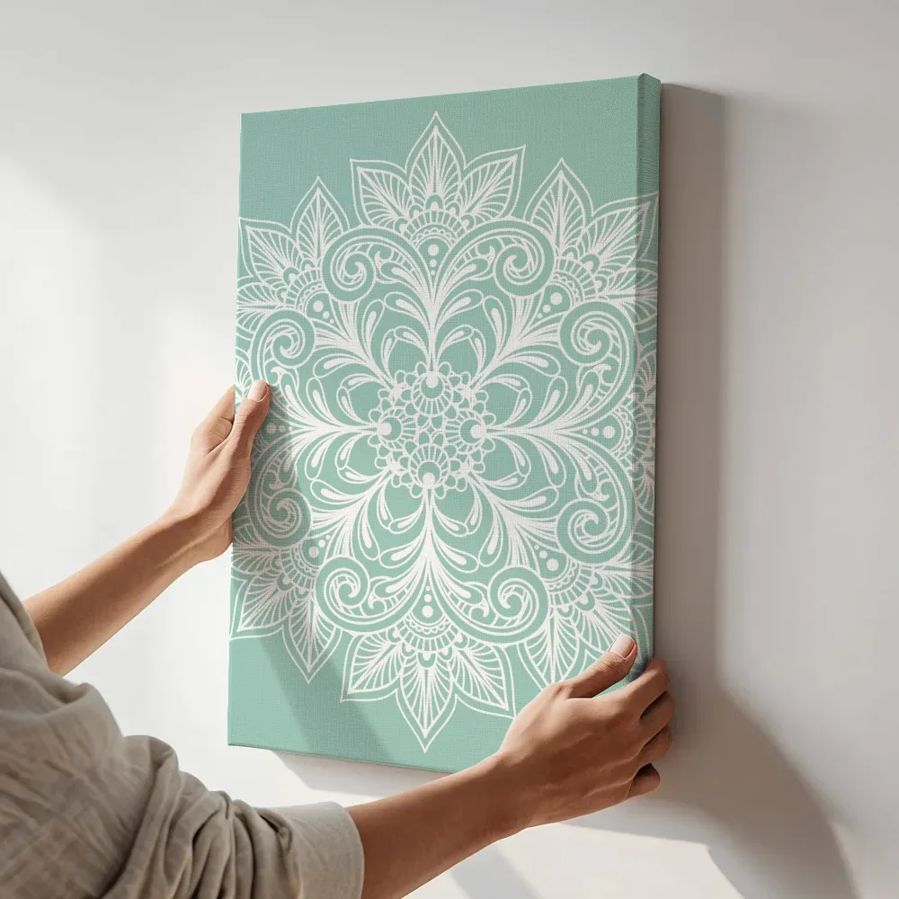 Sfeerimpressie: Mandala met krullende bladmotieven in mintgroen terwijl het aan de muur wordt gehangen