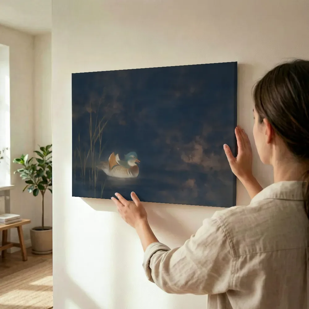 Sfeerimpressie: Mandarijneend in marineblauw en brons terwijl het wordt opgehangen