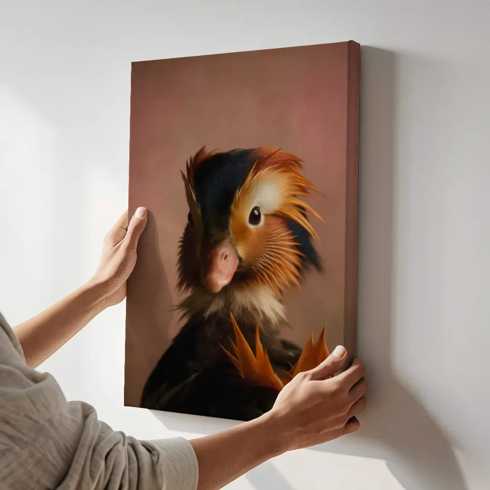 Sfeerimpressie: Mandarijneend van voren in oudroze terwijl het aan de muur wordt gehangen