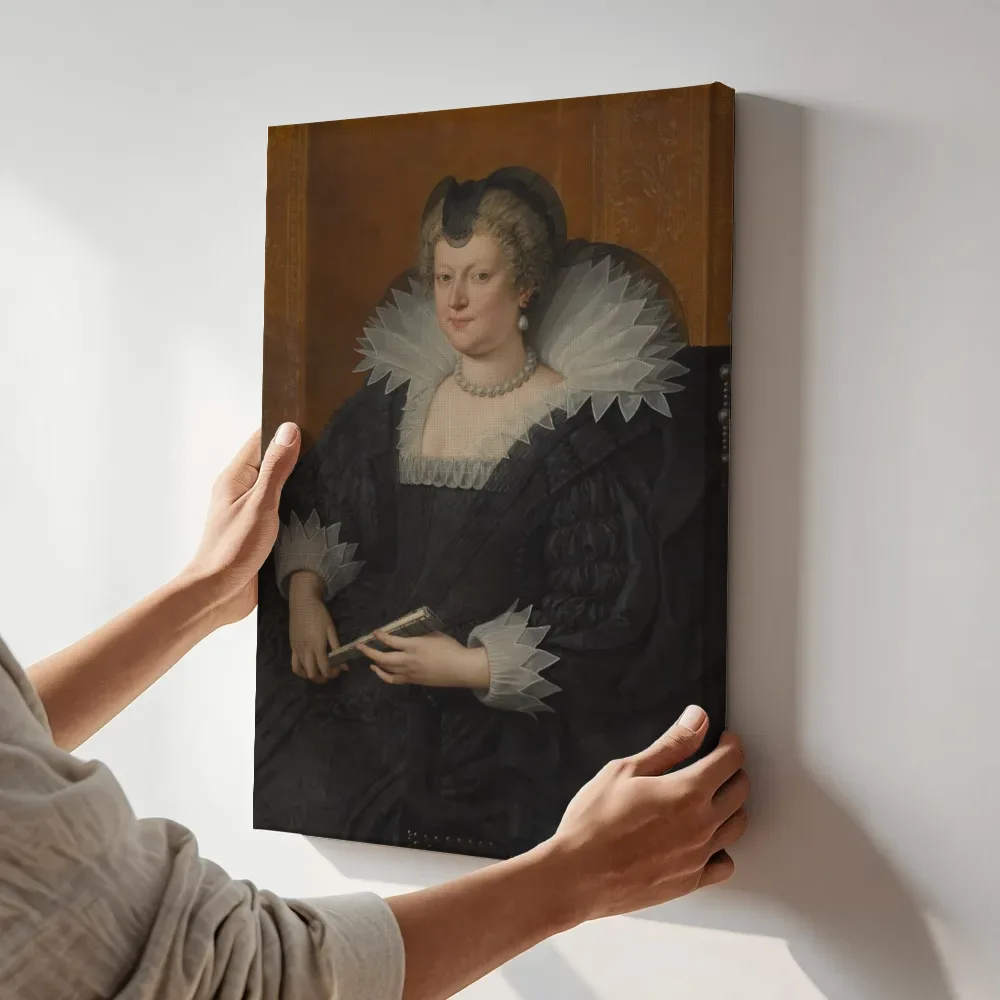 Sfeerimpressie: Marie de’ Medici van Pieter Brueghel de Jonge terwijl het aan de muur wordt gehangen