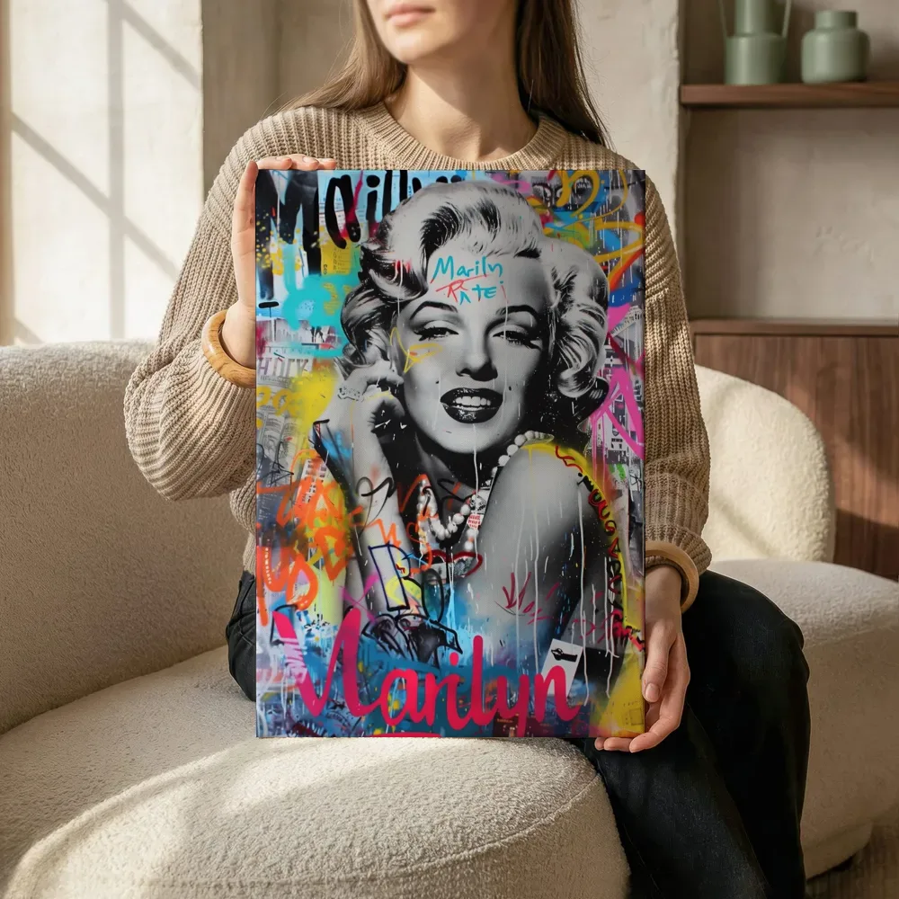 Sfeerimpressie: Marilyn streetart portret terwijl het zittend wordt getoond