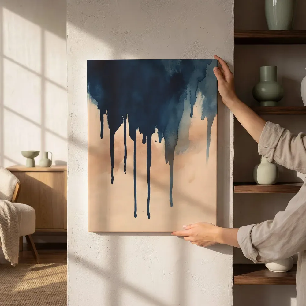 Sfeerimpressie: Marineblauw beige minimalistisch drip naast de kast