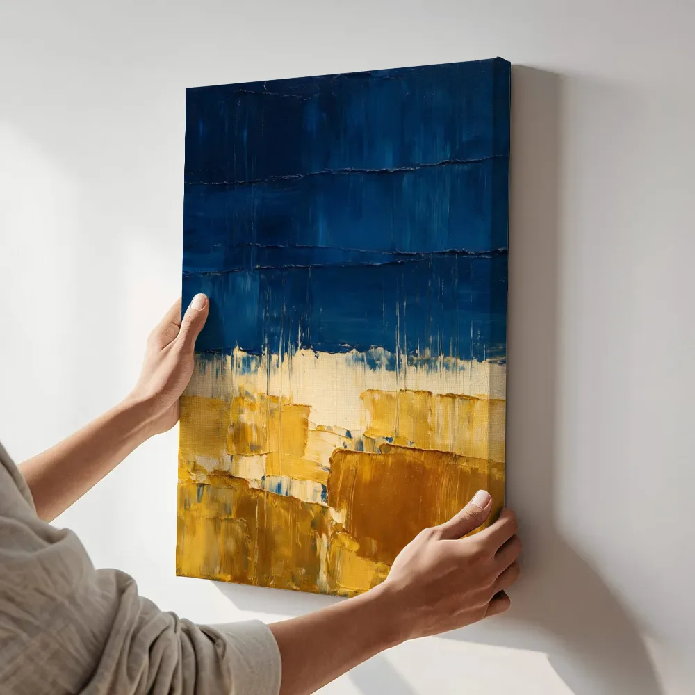 Sfeerimpressie: Marineblauw en goud gestapeld terwijl het aan de muur wordt gehangen