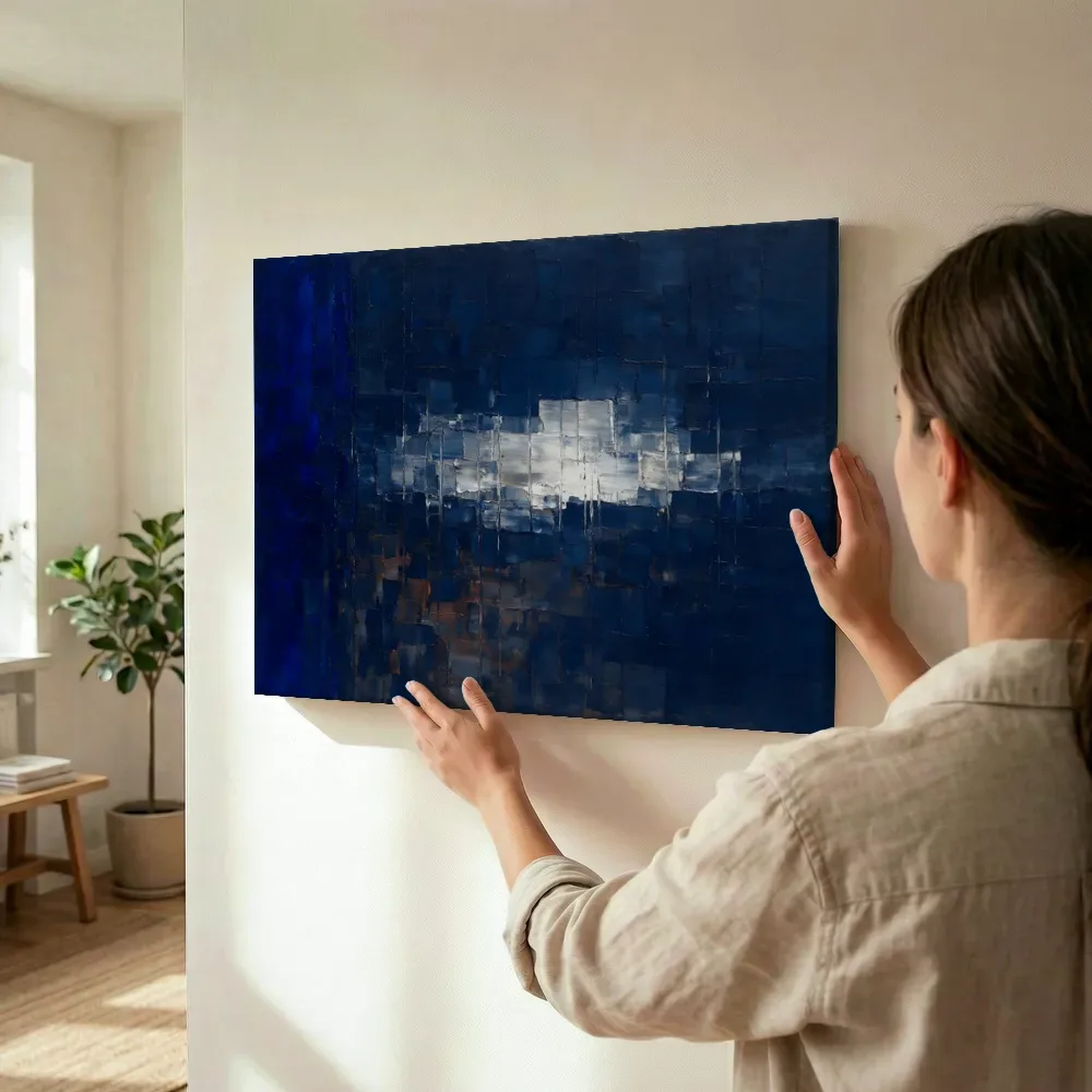 Sfeerimpressie: Marineblauw en indigo met brandende rand terwijl het wordt opgehangen