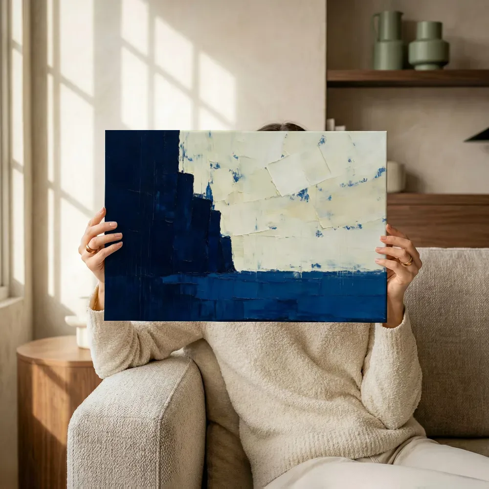 Sfeerimpressie: Marineblauw en kalkwit met landtong terwijl het omhoog wordt gehouden