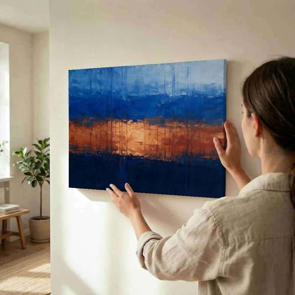 Sfeerimpressie: Marineblauw en kopergloed in drie lagen terwijl het wordt opgehangen