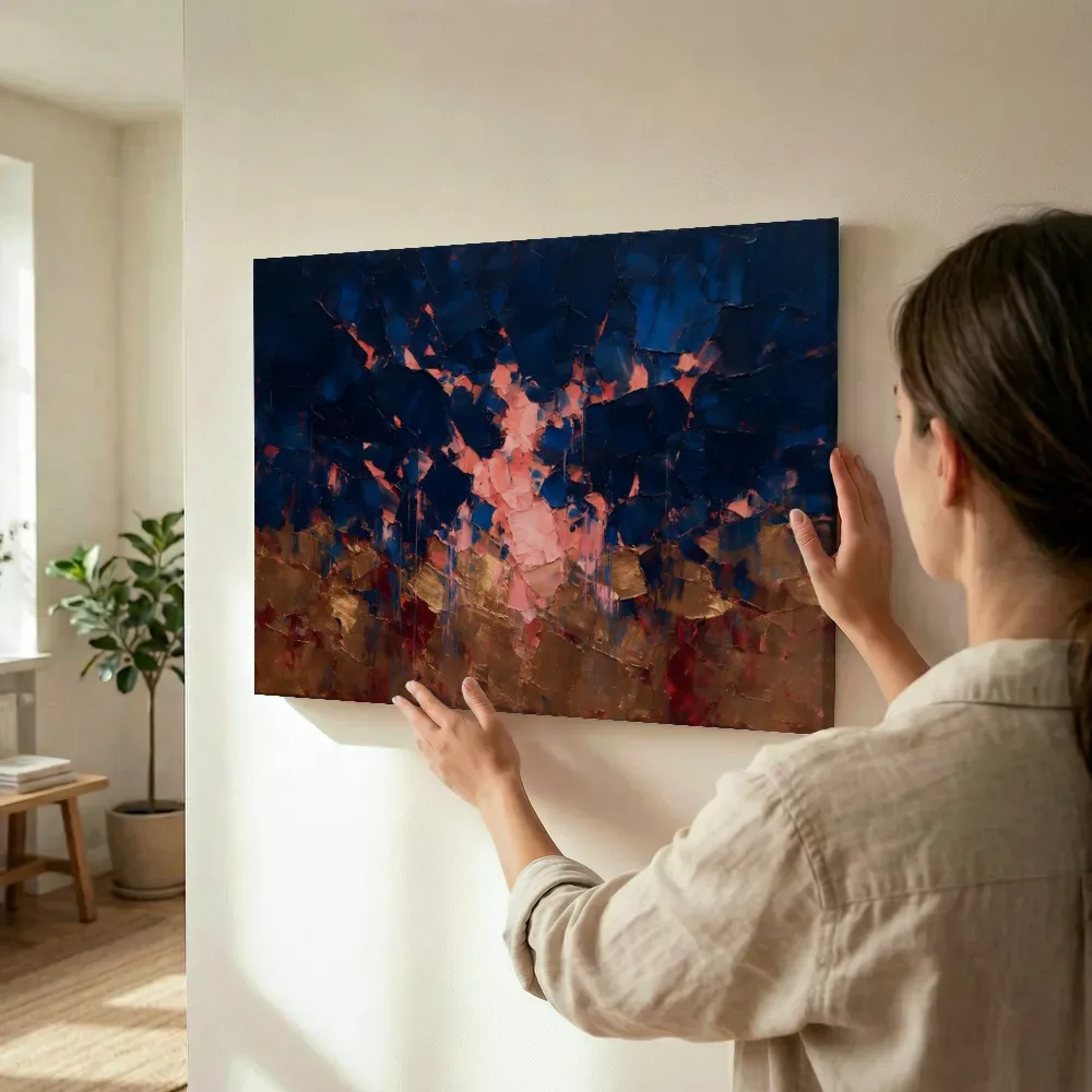 Sfeerimpressie: Marineblauw en koraalroze met gebroken front terwijl het wordt opgehangen